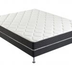 Un matelas avec matelas mousse alvéolaire avec 3 zones de confort. Avec un sommier en tissu gris.